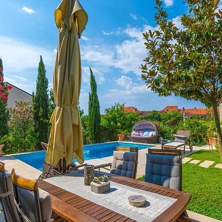 Awesome In With Kitchen Holiday home *